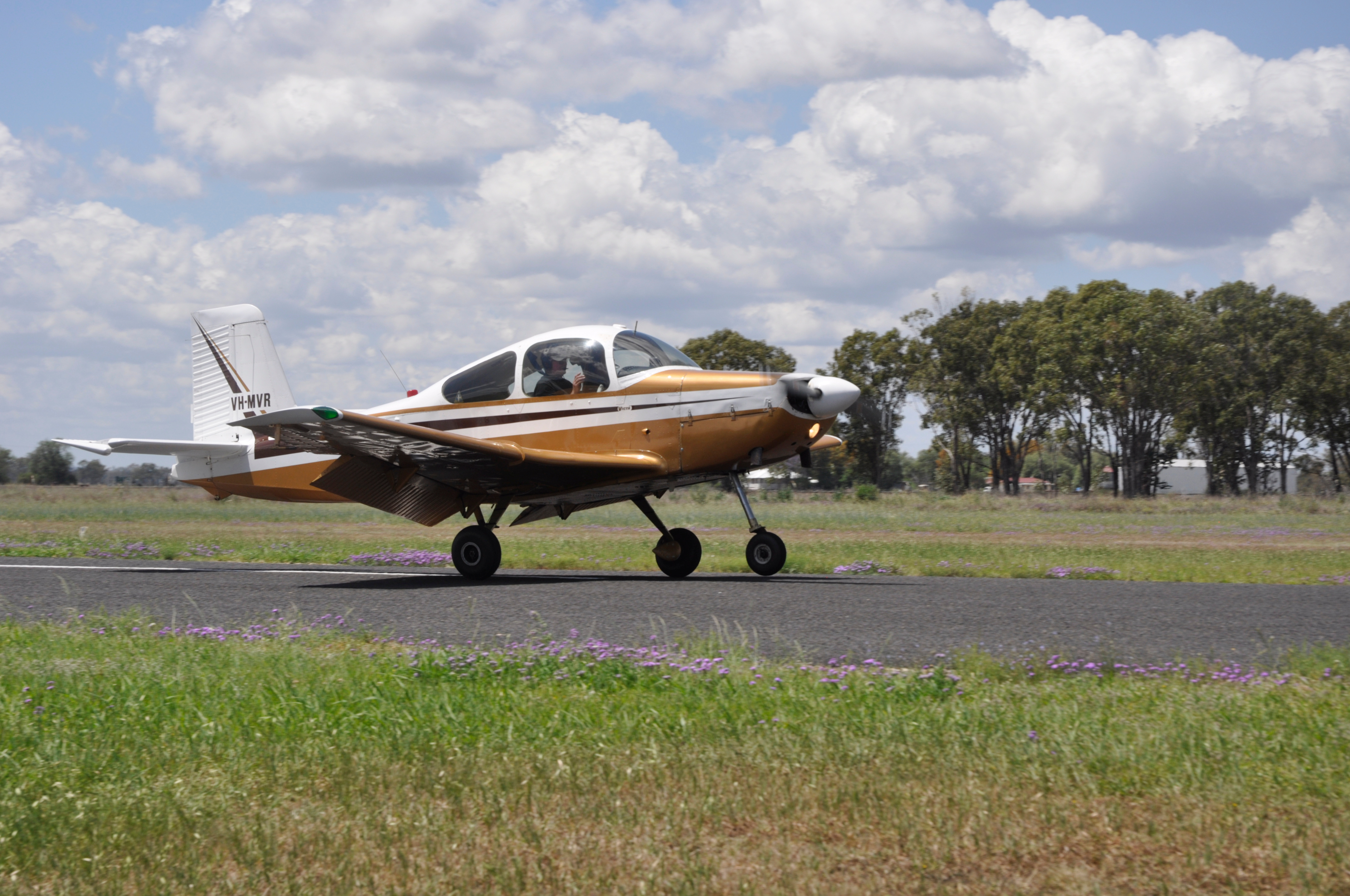 Victa Aircruiser landing at Inglewood Airport 19Oct24